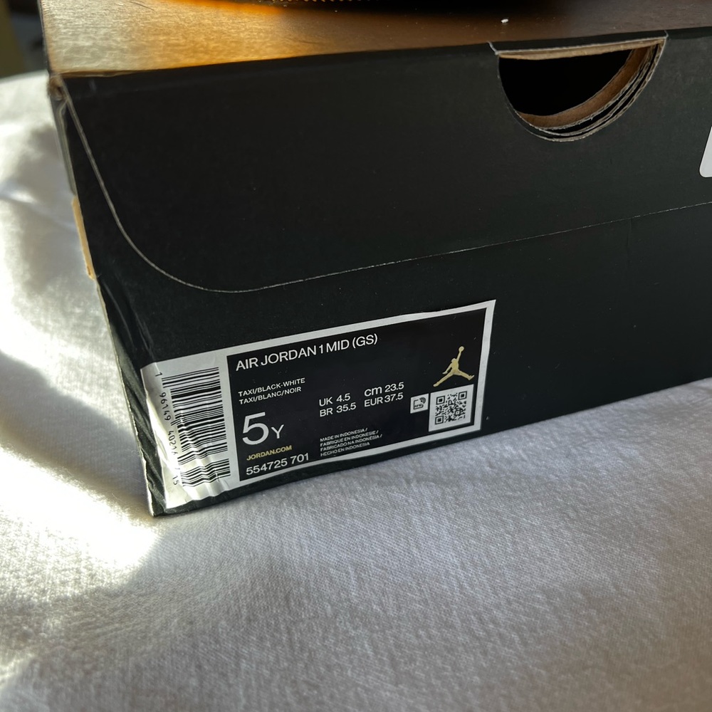 Air Jordan 1s Mid yellow and black kids